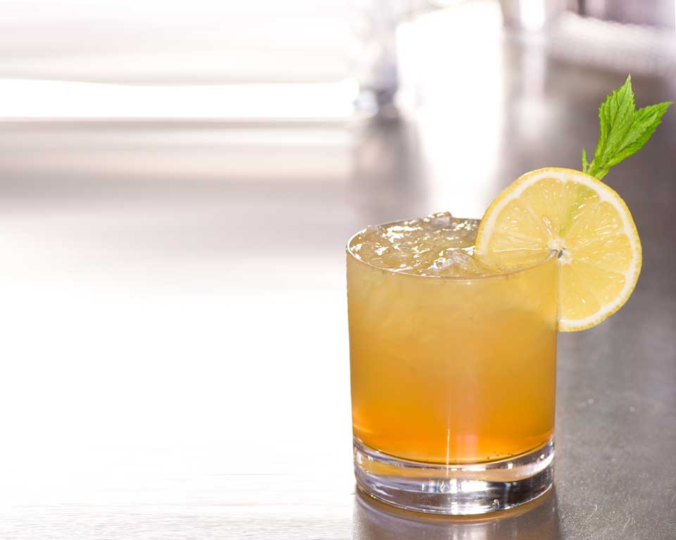 Whiskey-Lemonade-Cocktail-in-glass